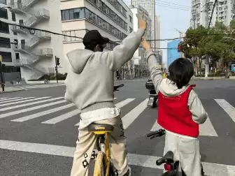 黄晓明陪儿子骑车被偶遇，小海绵9岁身高近150，发量浓密引热议