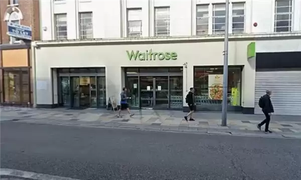 大叔在超市干了17年 却因抓小偷遭开除！理由实在冠冕堂皇