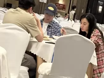 俞灏明王晓晨吃火锅被偶遇，俩人十指相扣一起回家，感情稳定发展