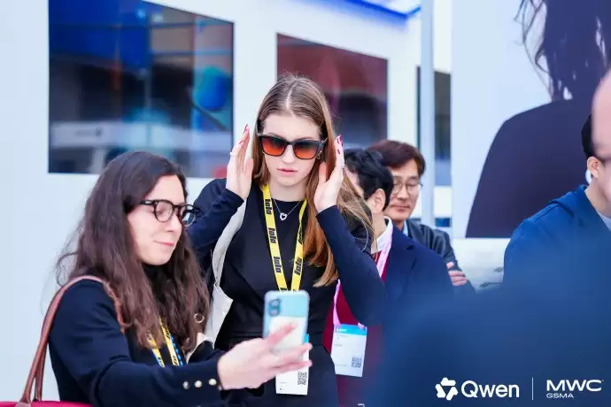 阿里千问AI眼镜MWC2026全球首发，换电设计破解行业续航痛点