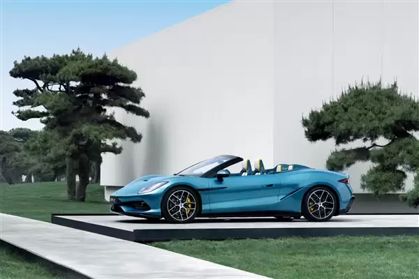 三电机超1000马力、零百2秒内！腾势Z软顶敞篷超跑官图发布