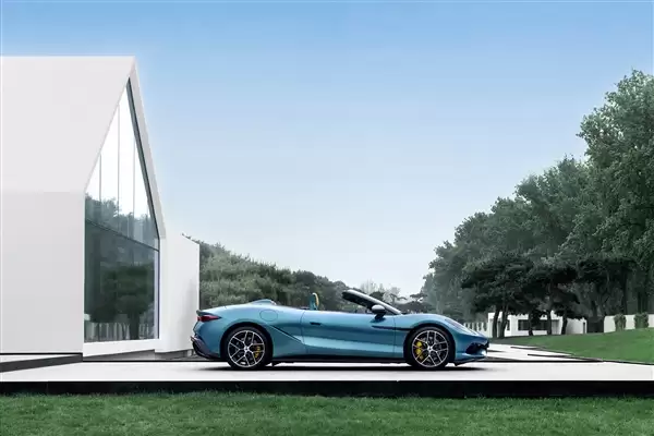 三电机超1000马力、零百2秒内！腾势Z软顶敞篷超跑官图发布