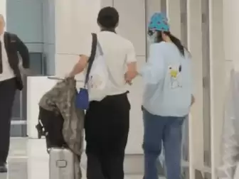 香港机场偶遇张柏芝，本人比电视上漂亮100倍，母子同框像情侣！