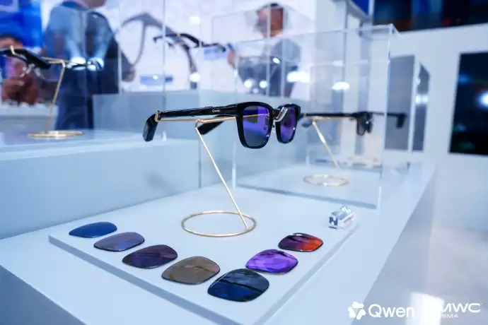 阿里千问AI眼镜MWC2026全球首发，换电设计破解行业续航痛点