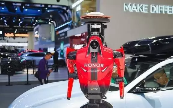 荣耀机器人天团登陆北京车展：AI破界而出，开启物理智能新纪元