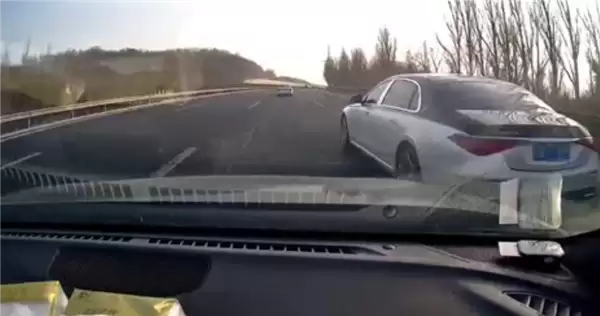 时速破百！奔驰在高速上演刀片式超车 后车司机吓出冷汗