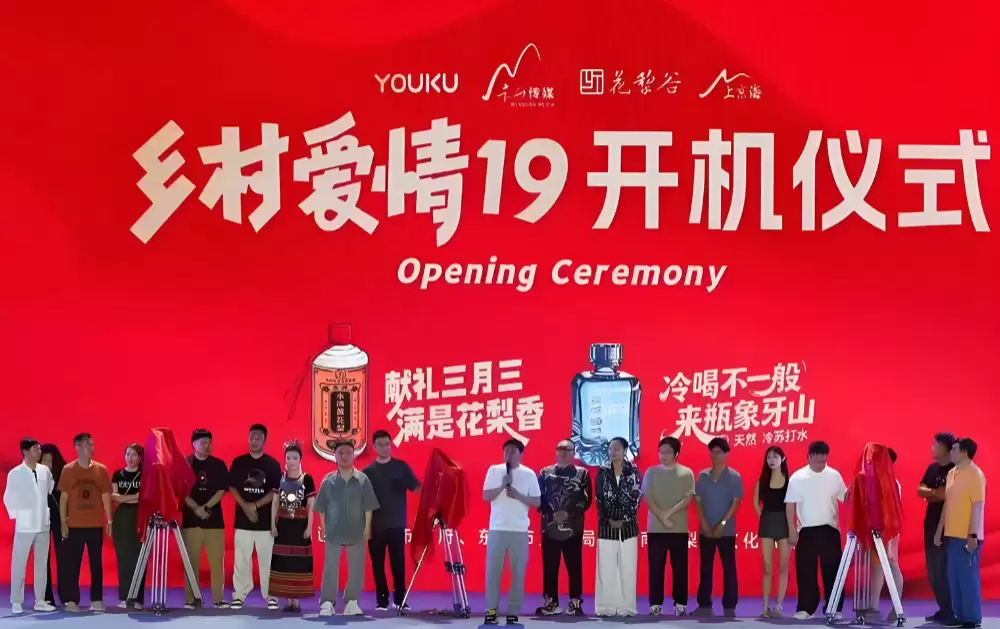 《乡村爱情19》开机一周，刘能仍在北京看球赛，蓄发蓄须造型时髦