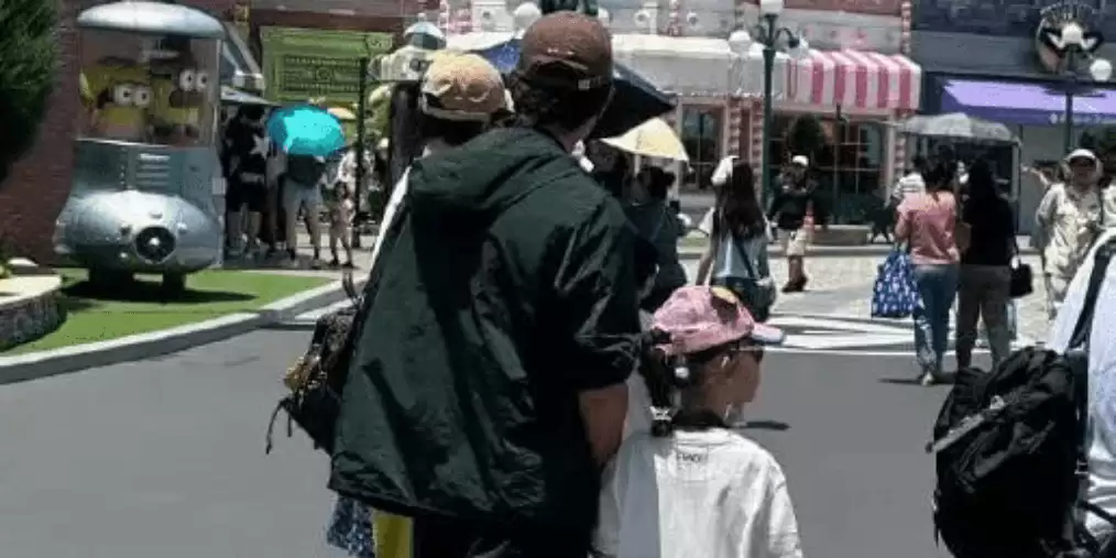 唐嫣罗晋新加坡遛娃，6岁女儿身高抢镜，婚变谣言不攻自破?