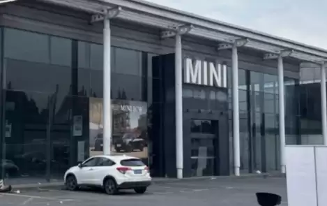 被强制停牌后仍在疯狂售卡！宝马4S店人去楼空：车主充值万元仅用一次