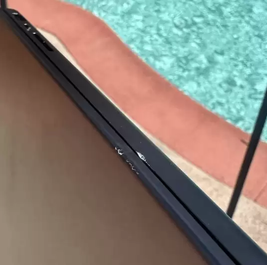 骗人买苹果！MacBook Pro飞出4米再滚25级台阶仅轻微刮花