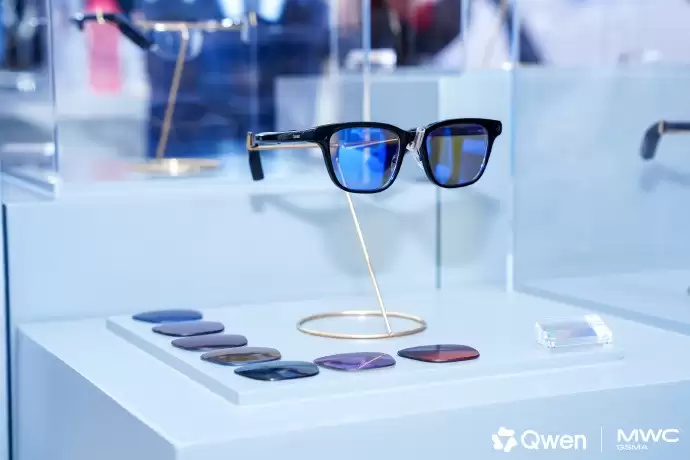 阿里千问AI眼镜MWC2026全球首发，换电设计破解行业续航痛点