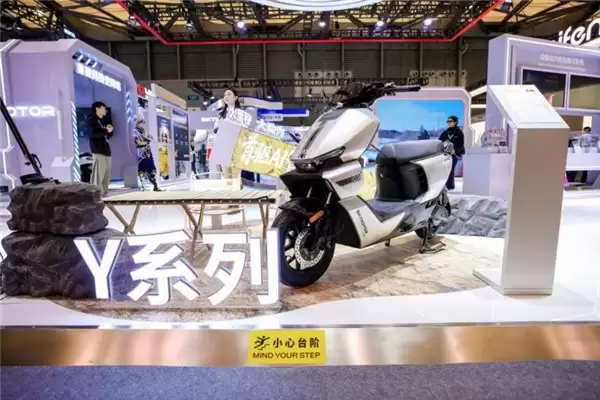 汽车科技“降维”赋能两轮：首驱科技 AWE 发布多款 AI 电摩、电自，覆盖全场景出行