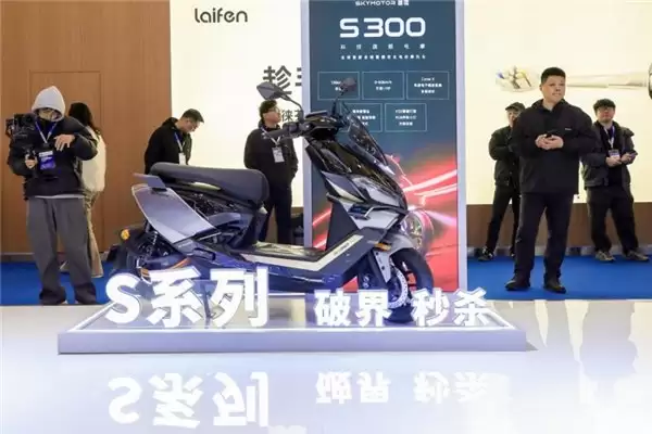 汽车科技“降维”赋能两轮：首驱科技 AWE 发布多款 AI 电摩、电自，覆盖全场景出行