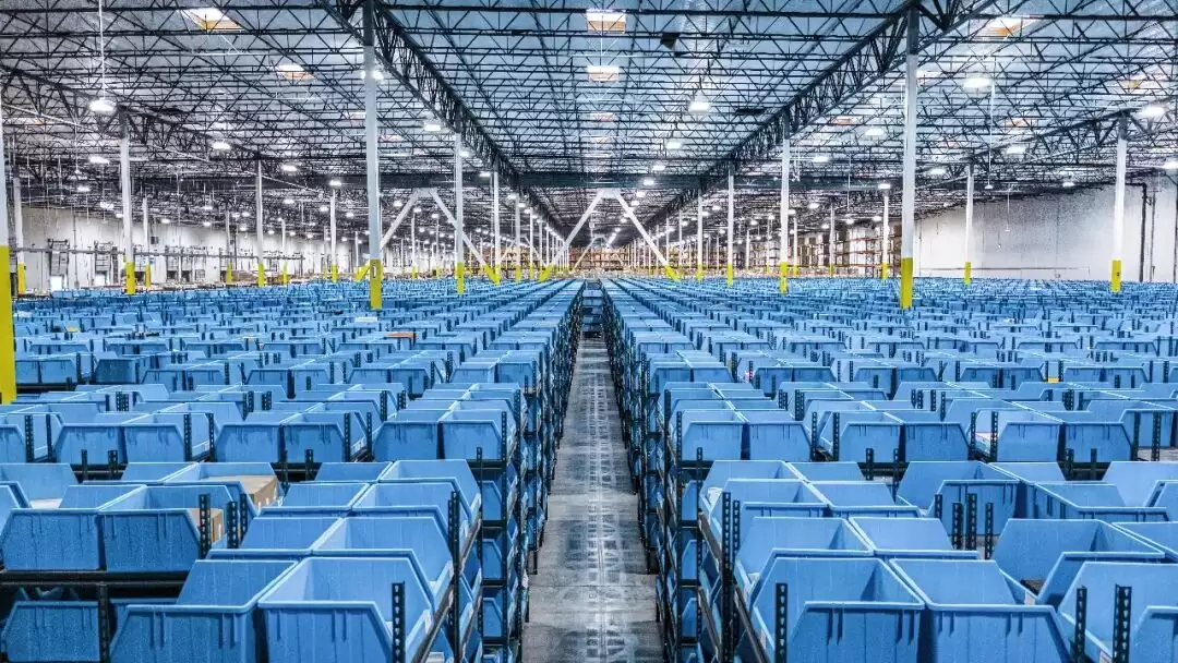 菜鸟官宣将在海外部署大规模机器人仓储网络，主要使用自研新一代仓储机器人及 AI 调度系统