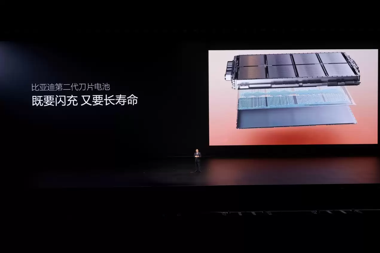 5 分钟充好，9 分钟充饱，比亚迪闪充补上新能源转型最后一块拼图