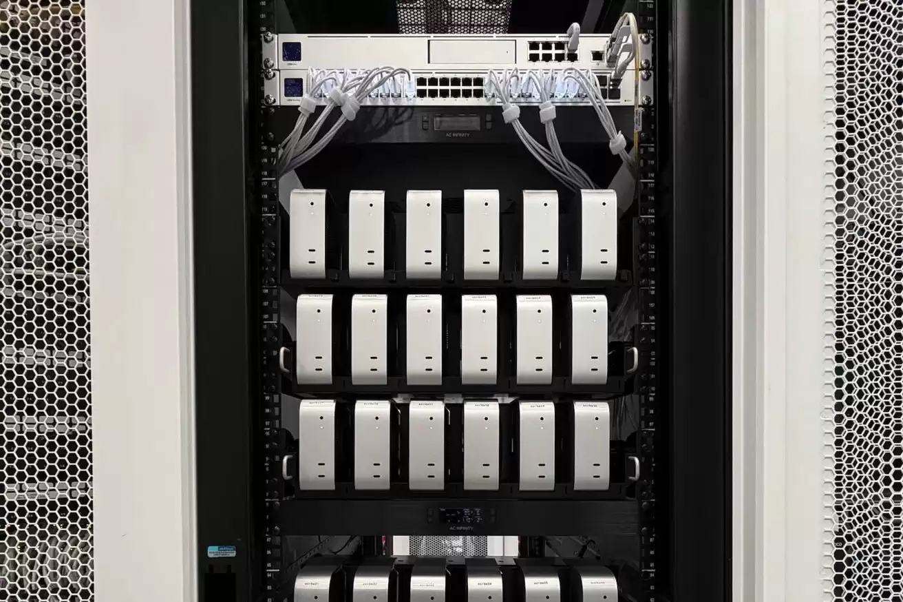 云调用AI太贵：开发者自建48台Mac mini集群，撑起Overcast播客转录