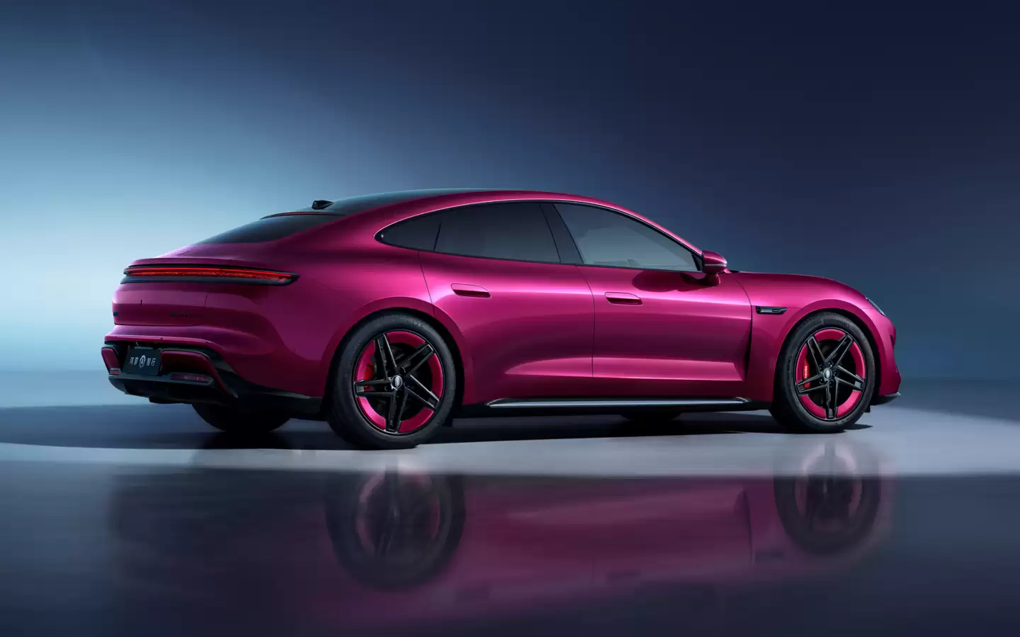 余承东曝尚界 Z7 续航达 905km，科技轿跑重新定义年轻座驾