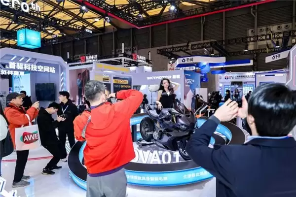 汽车科技“降维”赋能两轮：首驱科技 AWE 发布多款 AI 电摩、电自，覆盖全场景出行