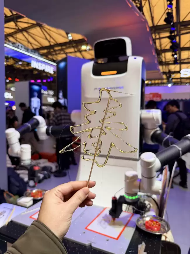 科技唤醒非遗，智造赋能消费电子：普罗宇宙携具身智能大白机器人重磅亮相 AWE 2026