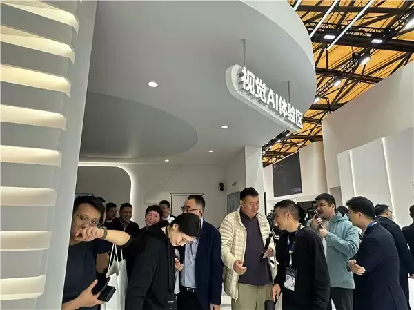 小豚当家携鲸瞳家族新品亮相华为 AWE 展台，解锁全场景人车家互联