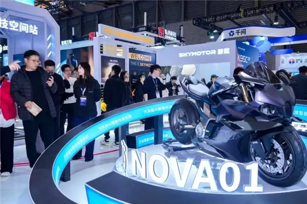 汽车科技“降维”赋能两轮：首驱科技 AWE 发布多款 AI 电摩、电自，覆盖全场景出行