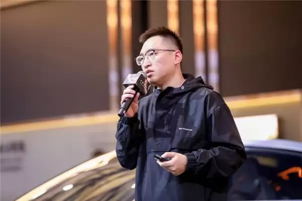 汽车科技“降维”赋能两轮：首驱科技 AWE 发布多款 AI 电摩、电自，覆盖全场景出行