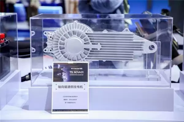 汽车科技“降维”赋能两轮：首驱科技 AWE 发布多款 AI 电摩、电自，覆盖全场景出行