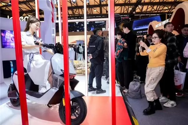 汽车科技“降维”赋能两轮：首驱科技 AWE 发布多款 AI 电摩、电自，覆盖全场景出行