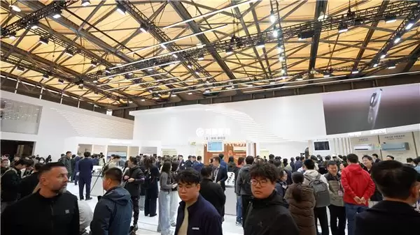 小豚当家携鲸瞳家族新品亮相华为 AWE 展台，解锁全场景人车家互联