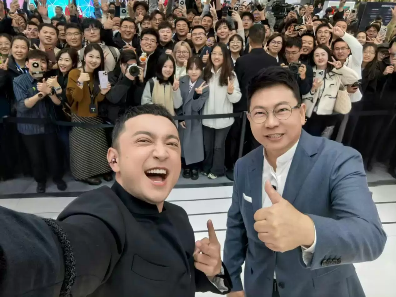 余承东尼格买提 AWE 直播上手 Mate X7，它凭什么定义折叠屏的标杆？