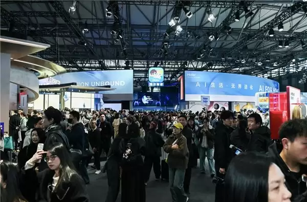 从无人家务到无人值守！海尔暖通商用方案亮相 AWE