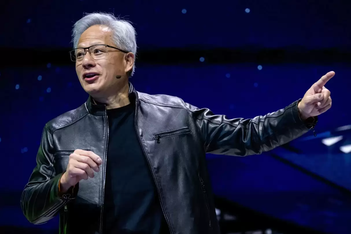 英伟达黄仁勋回应 Anthropic 争执：科技领袖不要制造 AI 恐慌