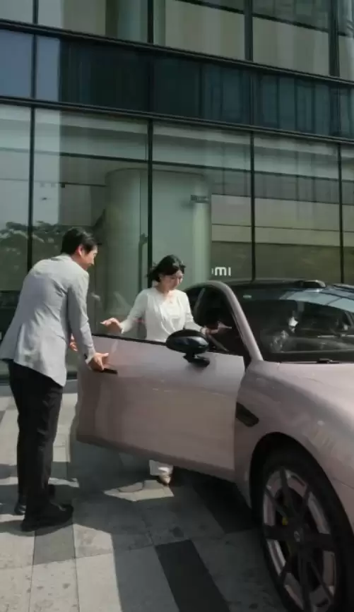 雷军为新一代小米 SU7 首批车主交车，亲自开车门