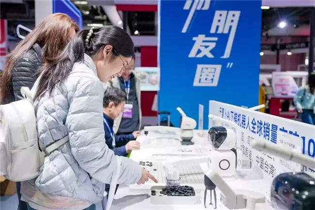 元萝卜全系产品亮相 AWE2026：以 AI 棋力诠释“科技治愈人心”