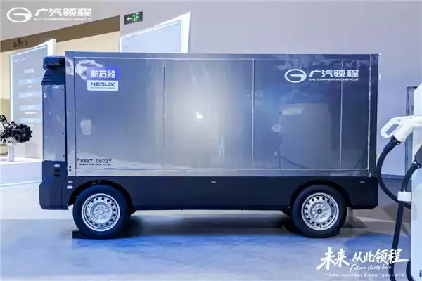 新石器携手广汽领程亮相北京车展全车规级 X6T 无人物流车首秀