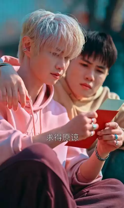 第一次见短剧开播，男主先下跪道歉！