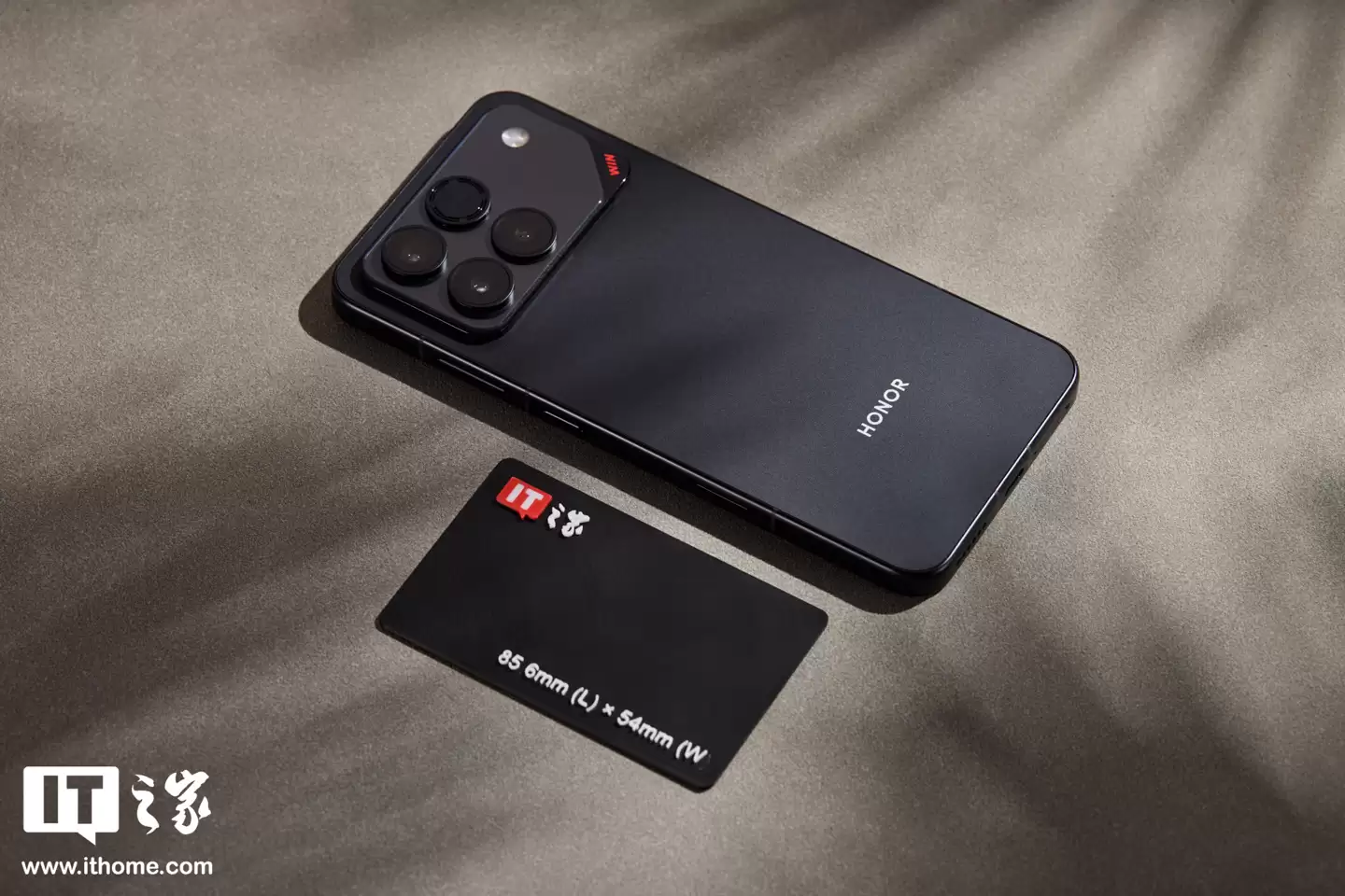 【IT之家开箱】荣耀 WIN 系列手机实拍：定位年度电竞夯机，搭载 10000 毫安时电池