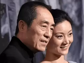 张艺谋陈婷耶鲁同框：儿子毕业典礼现场实录与明星家庭观察